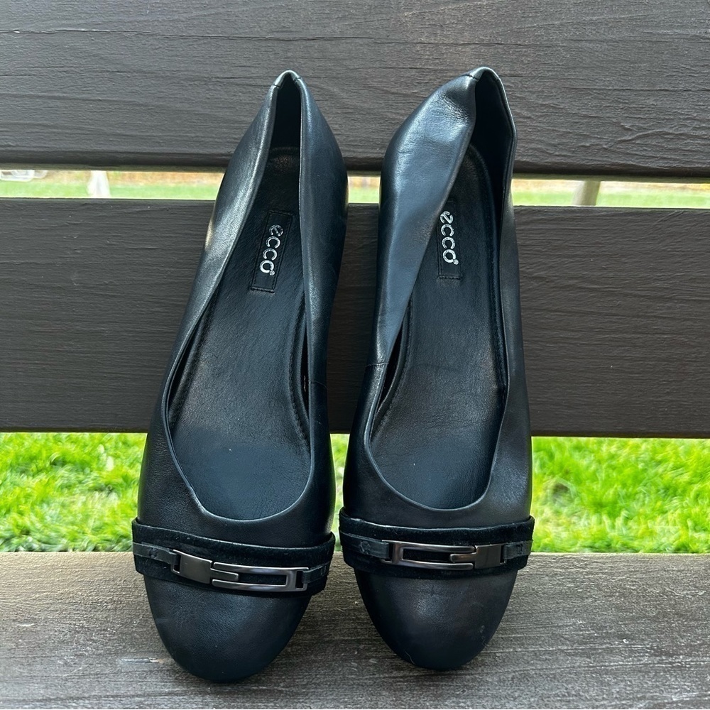 Ecco Black Leather Slip-On Ballet Flats with Metal Trim